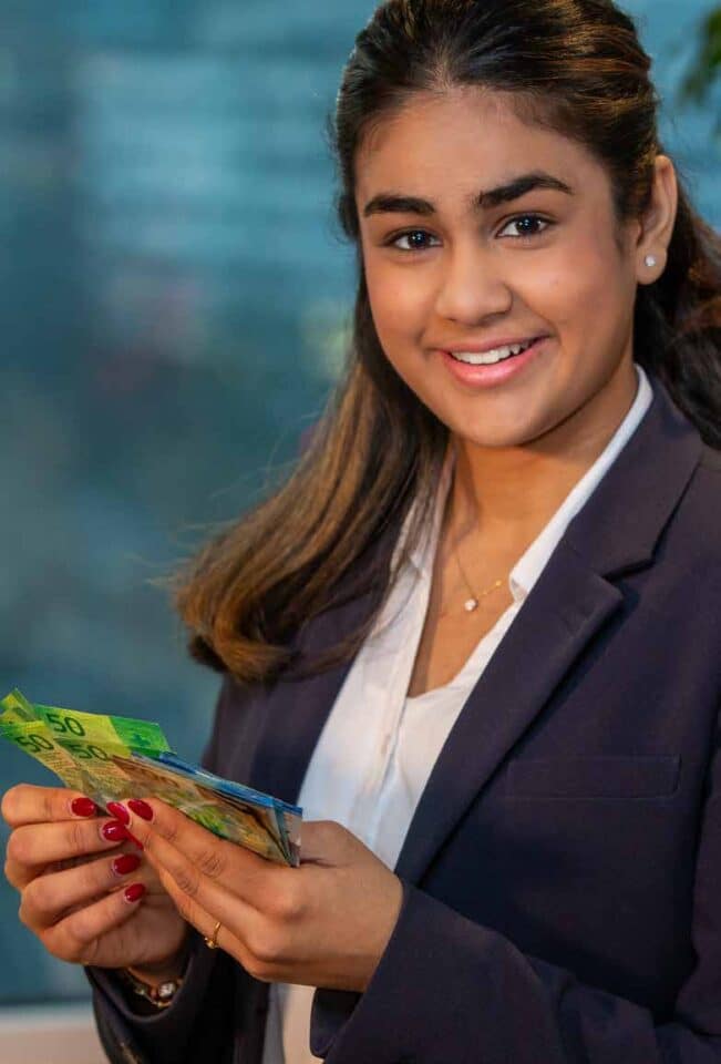 Frau zählt Geldscheine und lächelt